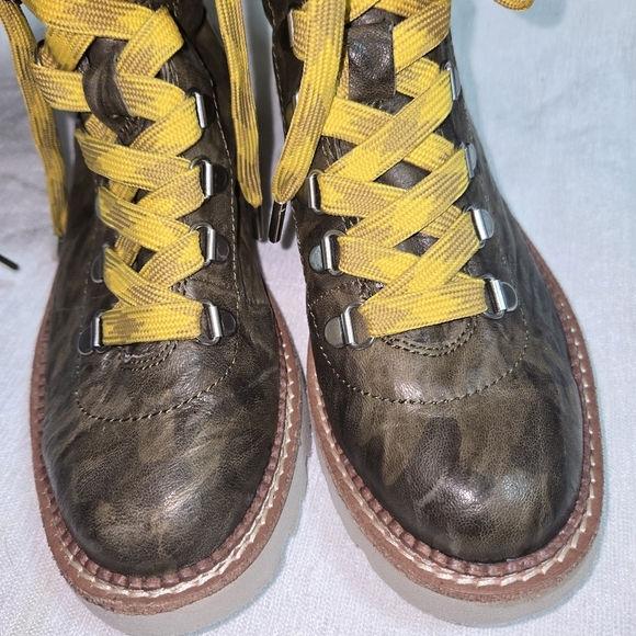 VIONICA Women's Camouflage Lace-Up Boots - Picture 4 of 8